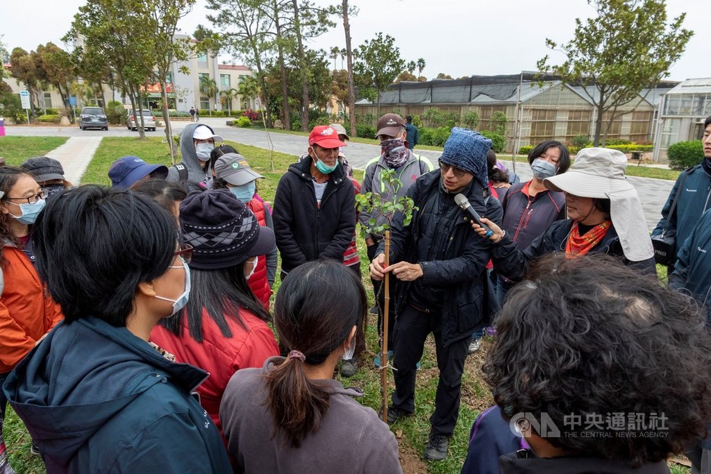 金門縣林務所3日表示,由於乾旱,林務所邀請水寶盆研發團隊來金門分享水寶盆在台灣海岸造林經驗與操作模式,林務所人員重新學習造林。(金門縣林務所提供)中央社記者黃慧敏傳真 109年12月3日