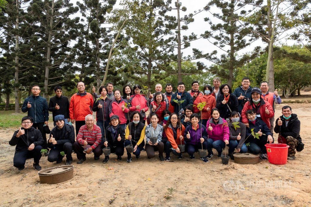 近期金門地區降雨量未達往年之一半,林務所3日表示,邀請水寶盆研發團隊來金門分享經驗,林務所人員實際操作,種下豆梨、桃花心木等樹種。(金門縣林務所提供)中央社記者黃慧敏傳真 109年12月3日