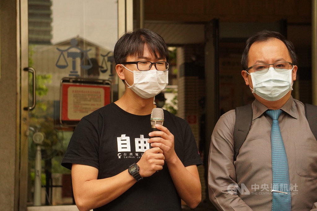 男子林金貴涉槍殺計程車司機案,高雄高分院再審更一審3日逆轉,再判處無期徒刑。冤獄平反協會成員(左)表達相當遺憾,義務律師團一定會再幫林金貴上訴到最高法院。中央社記者董俊志攝 109年12月3日