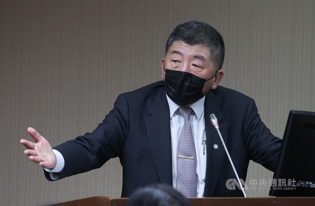 外界關注健保調漲,衛福部長陳時中(圖)3日表示,費率調整要考量健保財務和民眾負擔,受武漢肺炎疫情影響,民眾受經濟衝擊,相關配套也需修法,都會影響上路時程,可能過完年才決定。中央社記者謝佳璋攝 109年12月3日