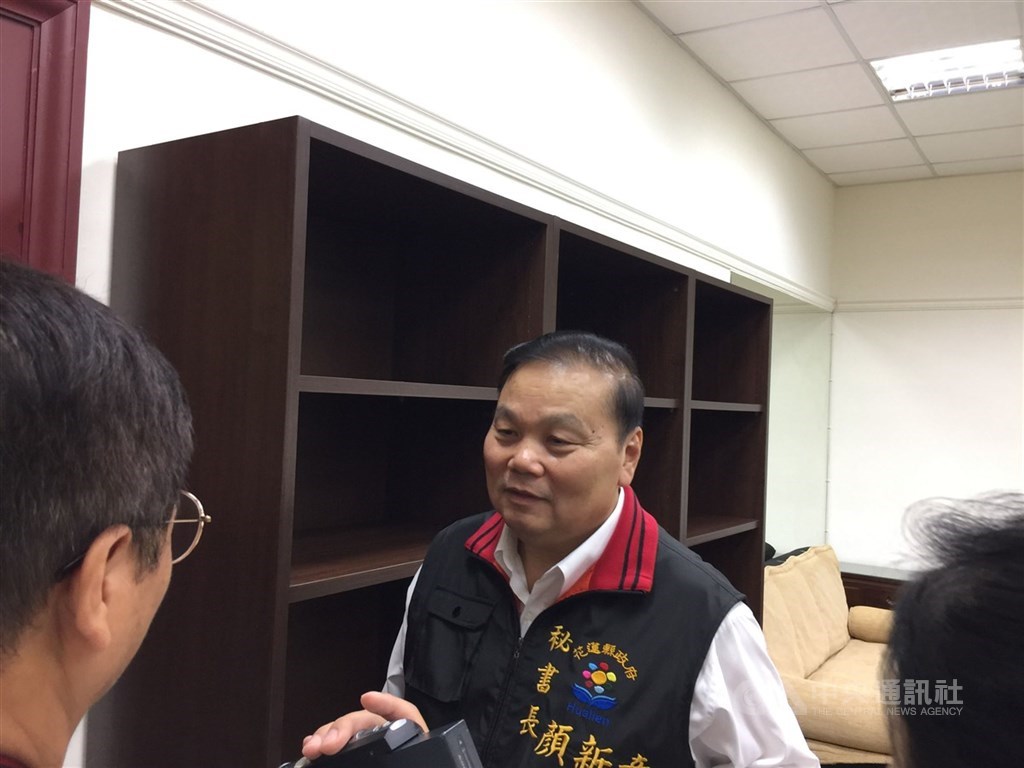 花蓮縣副縣長顏新章(中)在任職消防局長、花蓮縣府秘書長期間,涉多次利用上班時間從事仲介農地買賣、協助支付部分農地價款,監察案以13票全數通過彈劾。(中央社檔案照片)