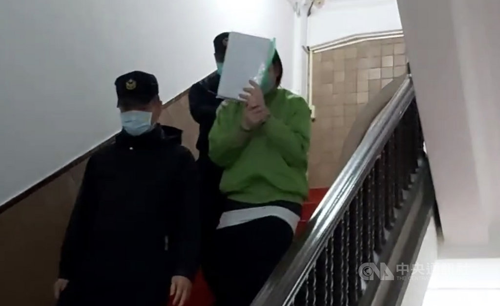 本名黃照岡的黃琪涉假冒名人詐騙車商招待試車等案;二審3日開庭,黃琪泣訴感情路坎坷,都是為愛而犯罪,法官庭末祝福他「找到真愛」並諭知全案辯結,訂於12月24日宣判。圖為黃琪(綠衣)庭訊後還押。中央社記者劉世怡攝 109年12月3日