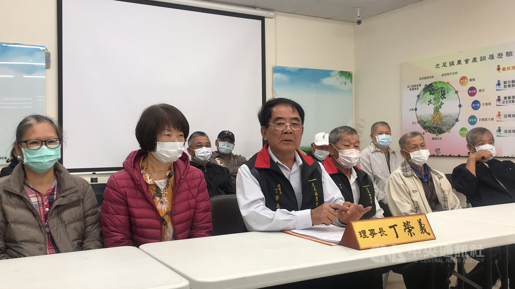 雲林縣虎尾鎮農會總幹事黃鈺惠108年度考績遭打零分,引發黃鈺惠與農會理事長丁榮義兩人互控對方不是。丁榮義(前左3)3日召開記者會指出,將對黃鈺惠的不實指控提告。中央社記者姜宜菁攝 109年12月3日