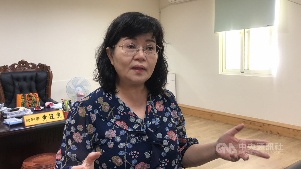 雲林縣虎尾鎮農會理事長丁榮義3日指出,將對虎尾鎮農會總幹事黃鈺惠的不實指控提告。對此,黃鈺惠(圖)受訪表示,「歡迎提告」,總幹事可以不做,這4年也要顧好農民收益及捍衛自己名譽。中央社記者姜宜菁攝 109年12月3日