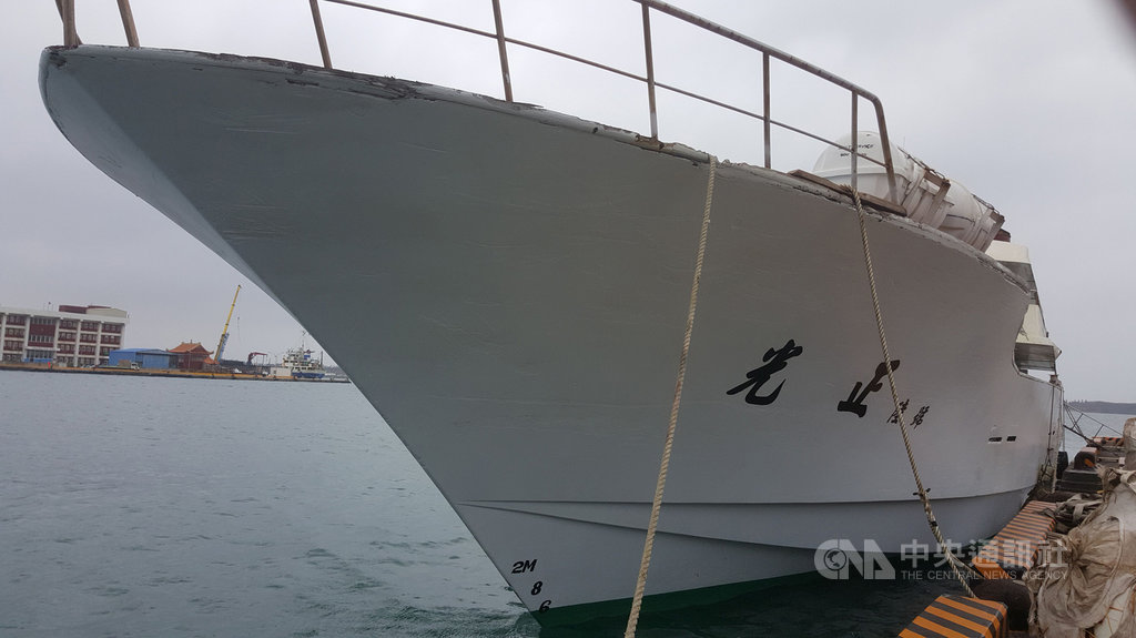 澎湖縣政府旅遊處3日指出,海上風浪大,澎湖島內離島交通船已停航4天,為協助離島居民民生需求,緊急租用較大的250噸「光正6號」客貨輪支援運補物資。中央社 109年12月3日