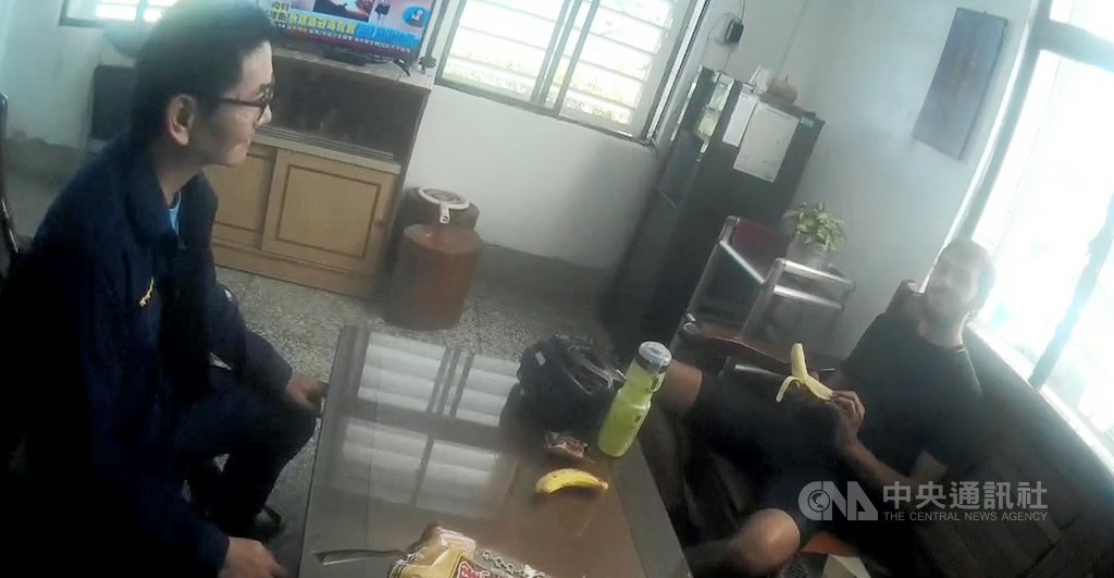 一名來自以色列的男子丹丹(右),日前獨自從東河鄉騎自行車到富里鄉,途中因飲水喝完,而沿途幾乎都是山區,看不到住家,在口渴難耐、疲憊不堪時,碰上員警熱情協助。(花蓮縣警察局提供)中央社記者李先鳳傳真 109年12月3日