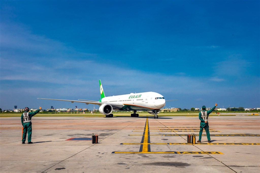 根據長榮航空內部懲戒通知,有3名空姐在居家檢疫期間外出,已先後祭出免職處分。(圖取自facebook.com/evaairwayscorp.tw)