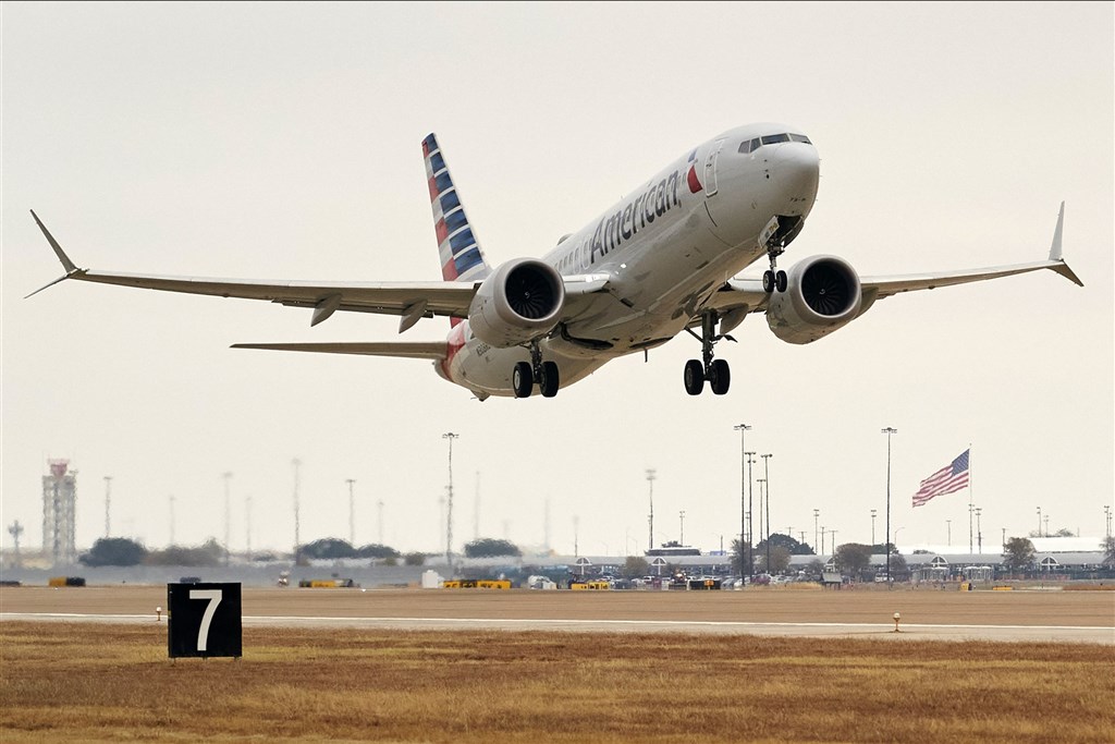 波音737 MAX型飛機因安全問題停飛20個月,美國航空公司2日以737 MAX搭載媒體記者完成試飛。(法新社)
