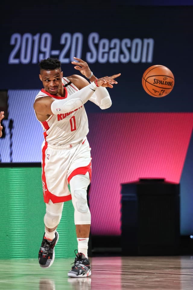 NBA休士頓火箭同意將2017年的年度MVP衛斯布魯克(圖)交易到華盛頓巫師,換來明星控衛沃爾和1個首輪選秀權。(圖取自facebook.com/houstonrockets)