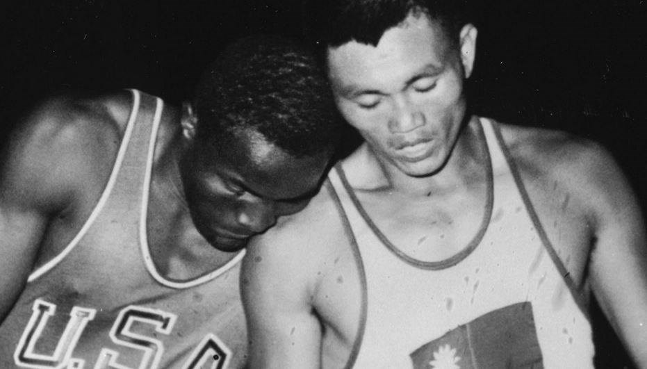 美國十項全能奧運金牌強生(左)2日過世,享壽86歲。60年前,強生與台灣名將楊傳廣(右)在羅馬奧運的好友對決,成為世界體壇永久傳世的經典戰役。(圖取自facebook.com/uschinainstitute)