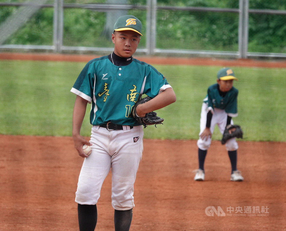 2020年第8屆花蓮台彩威力盃少棒賽3日開打,台南市隊主力球員陳金豐(圖)因與退役球星陳金鋒名字讀音相同成亮點,但他偶像是統一獅隊陳傑憲,陳金豐投打俱佳,教練稱讚他表現超齡。中央社記者謝靜雯攝 109年12月3日