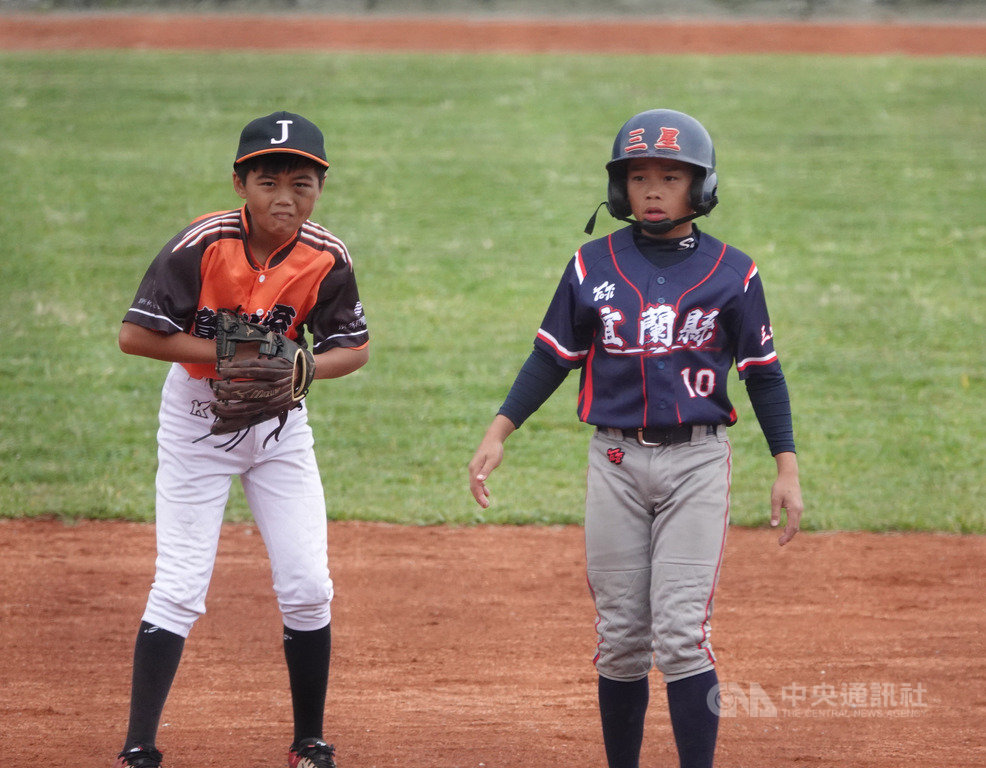 2020年第8屆花蓮台彩威力盃少棒賽3日開打,宜蘭縣隊單日2戰,首戰不敵台中市,第2戰與彰化縣交手,隊長陳子康(右)單場2安帶頭,率隊以14比2、4局拿勝。中央社記者謝靜雯攝 109年12月3日