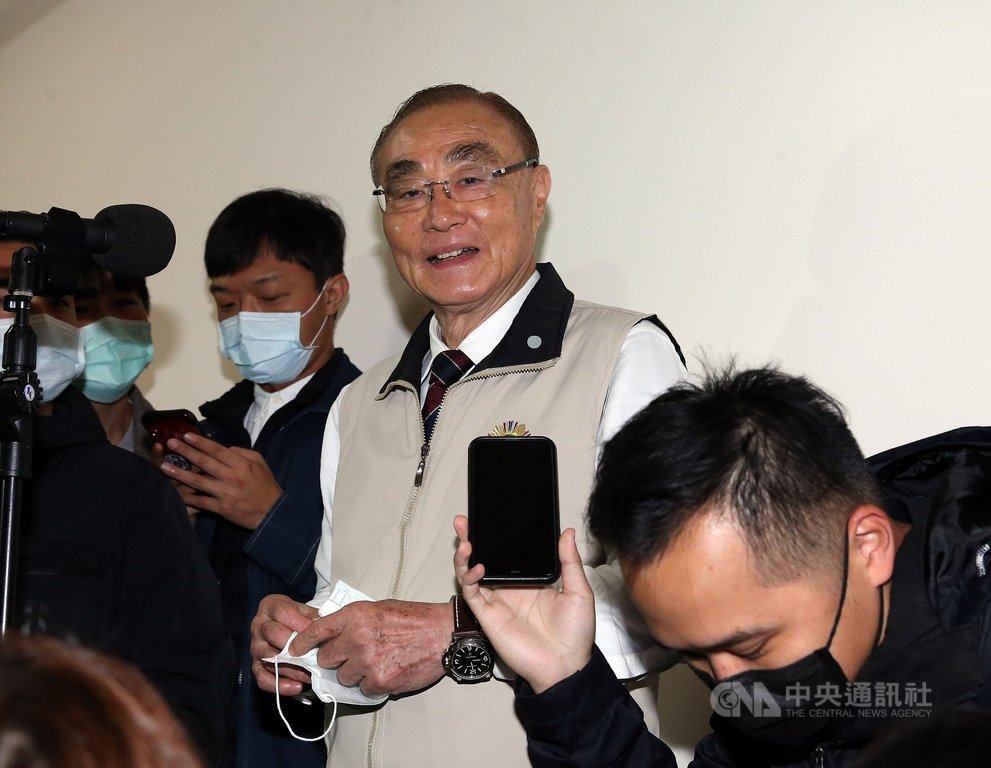 立法院外交及國防委員會2日審查110年國防預算,國民黨籍立委江啟臣指國防部智庫、國防安全研究院「養肥貓」,最後主席決議減列新台幣2500萬元預算。前國防院董事長、退輔會主委馮世寬(中)3日在立法院受訪表示,國防院人才濟濟受各國肯定,把國防院當成是政治考量及活動是國家損失。中央社記者郭日曉攝 109年12月3日