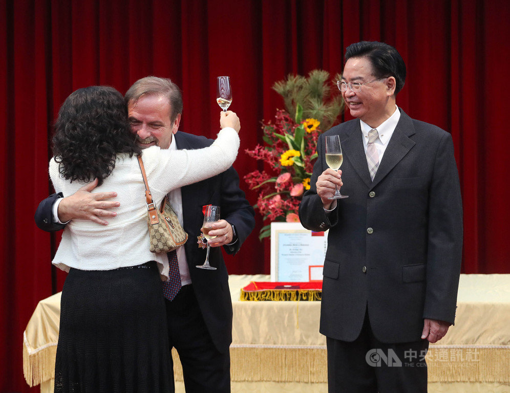 外交部3日在台北舉行歐洲在台商務協會理事長尹容(Giuseppe Izzo)(左)睦誼外交獎章頒贈典禮,外交部長吳釗燮(右)出席頒贈獎章,親友一一向尹容敬酒致意。中央社記者裴禛攝 109年12月3日