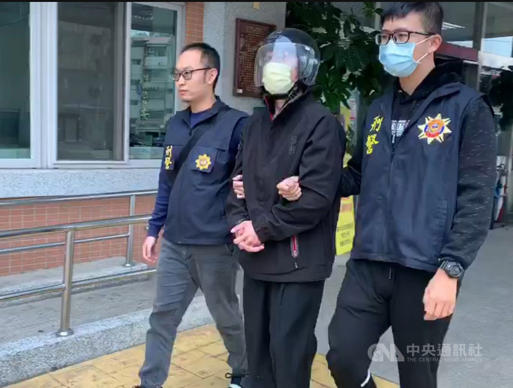 台中市陳姓男子(中)日前因小孩監護權與前妻發生爭吵,陳男氣憤下持刀殺害前妻,以行李箱裝屍後,以機車載運丟棄山區,警方尋獲死者屍體後,陳男初步坦承殺害前妻,警方目前偵訊中。(民眾提供)中央社記者趙麗妍傳真 109年12月4日