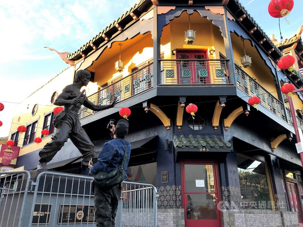 疫情期間,原本觀光客聚集的洛杉磯華埠著名的李小龍雕像前,只剩零星過客。中央社記者林宏翰洛杉磯攝 109年12月4日