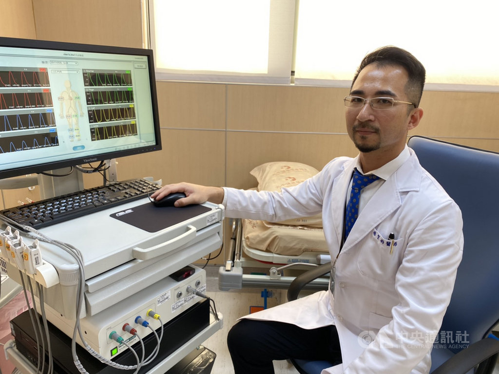 大千綜合醫院心臟血管外科主任楊智鈞4日表示,下肢周邊血管疾病嚴重時會併發感染甚至須截肢,發生心肌梗塞或腦中風的風險也比一般人高出6倍,早期檢查診斷非常重要。(大千綜合醫院提供)中央社記者管瑞平傳真 109年12月4日