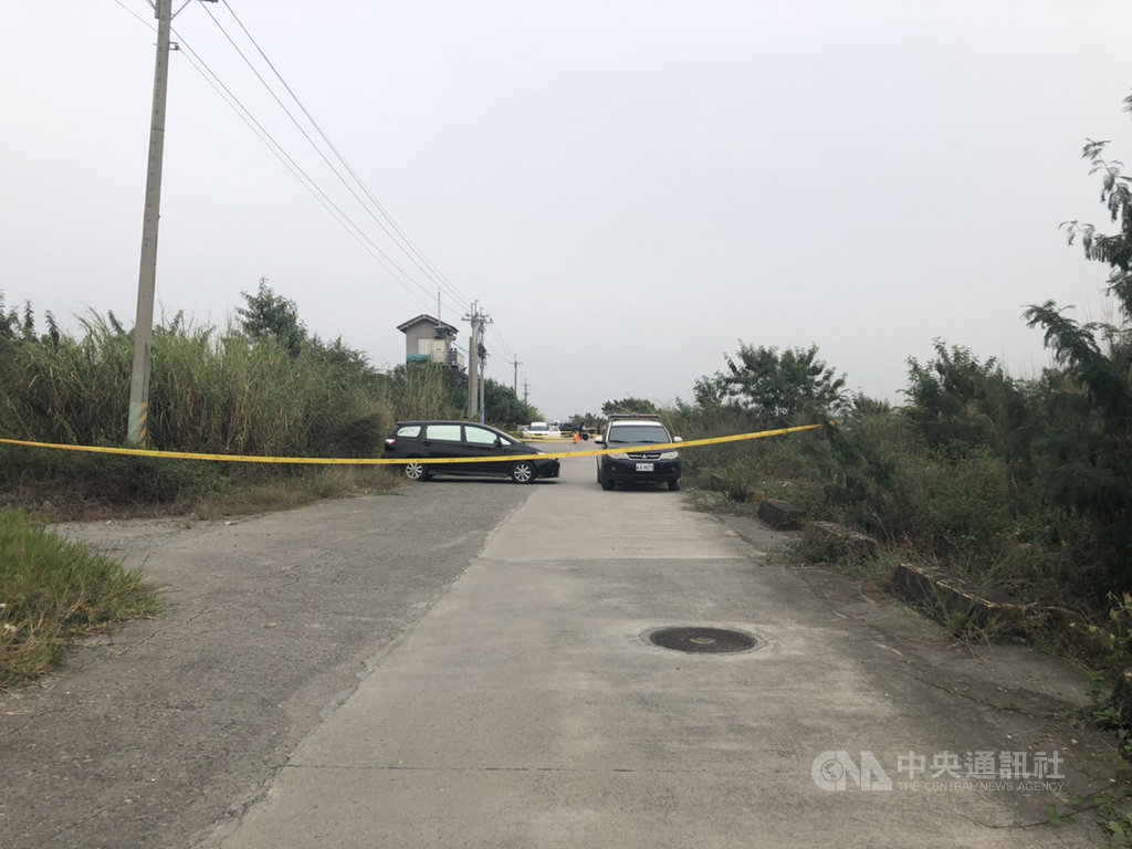 高雄市政府警察局仁武分局4日上午獲報,大樹區大坑路高屏溪河流岸旁有民眾在車內輕生,員警初步研判車內是一家人,引車輛排氣至車內尋短。(請珍惜生命。自殺防治專線(24小時):0800-788-995;生命線:1995。)(高雄市仁武警分局提供)中央社記者洪學廣傳真 109年12月4日
