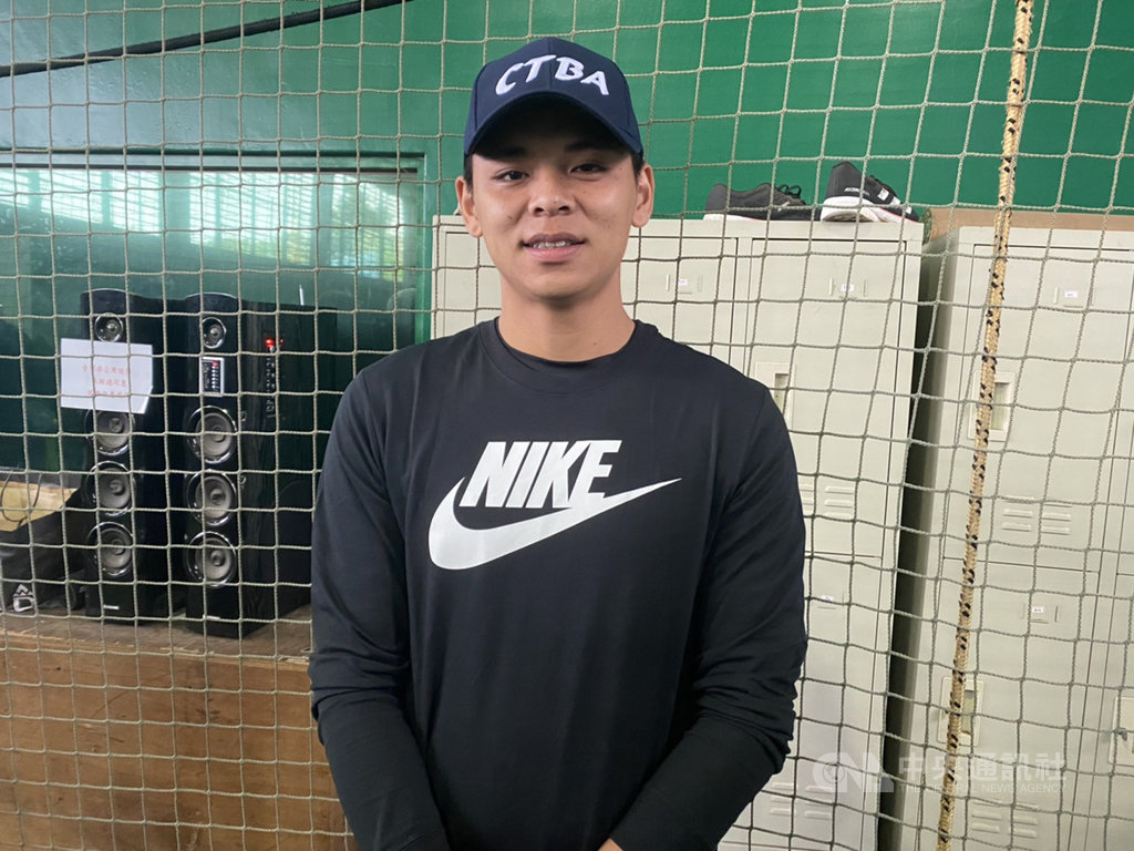 中職統一獅隊捕手陳重羽4日到玉山盃投捕營擔任講師,由於本季遇到蹲捕低潮,因此他將自主訓練提早到11月底就開始,希望未來不要後悔沒督促自己。中央社記者楊啟芳攝 109年12月4日
