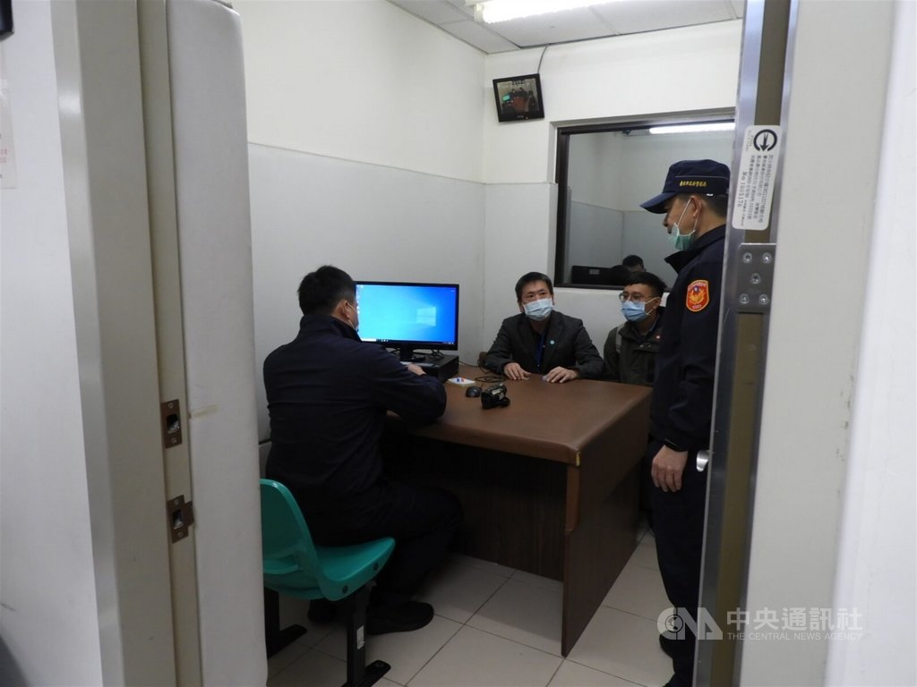 國民黨立法院黨團總召林為洲(圖中)4日到台北市政府警察局中正第一分局報案,告發行政院長蘇貞昌近日在立法院答詢萊豬相關問題時,「說謊、散放假訊息」,稱屏東信功實業很支持萊豬進口政策,請警政單位秉公處理。(林為洲國會辦公室提供)中央社記者范正祥傳真 109年12月4日