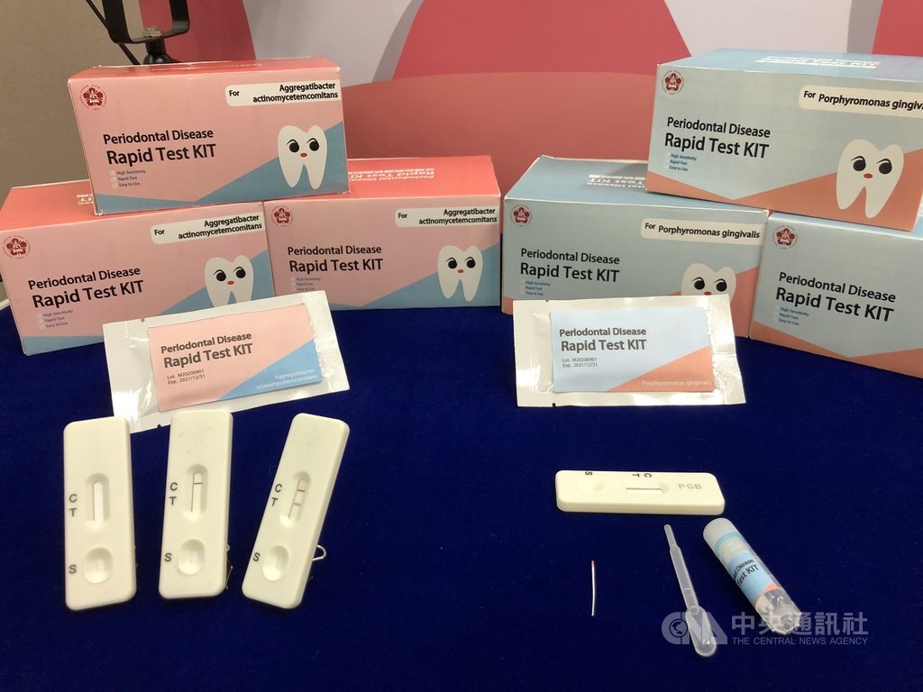 國研院4日舉行牙周病篩檢成果暨產學技轉金簽訂記者會,會中展示全球首創的牙周致病菌快篩套件。透過紙針採集檢體,再放到檢測試紙,如果呈現2條線,等於牙齒該處有特定致病菌,處在有得到牙周病的風險中。中央社記者蘇思云攝 109年12月4日