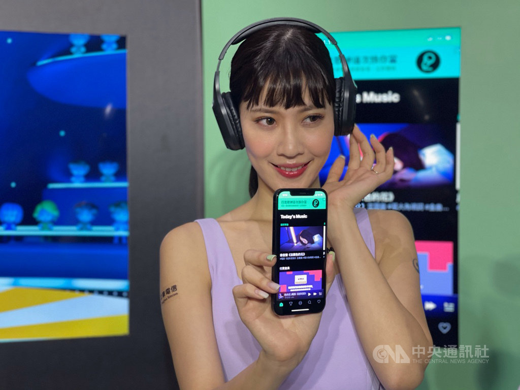 通訊軟體LINE 4日宣布攜手中華電信推出LINE MUSIC鈴聲答鈴方案,用戶可從LINE MUSIC的1800萬曲庫中,設定LINE鈴聲、來電答鈴或LINE個人背景音樂。中央社記者吳家豪攝 109年12月4日