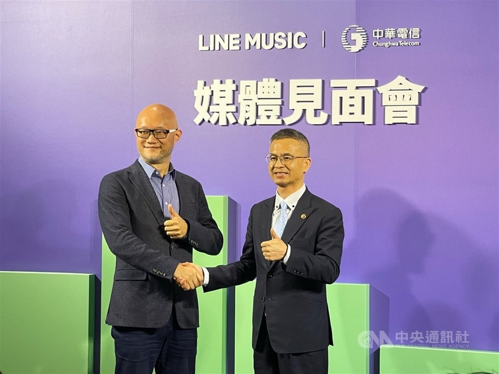 通訊軟體LINE 4日宣布攜手中華電信推出LINE MUSIC鈴聲答鈴方案,由LINE台灣董事總經理陳立人(左)、中華電信總經理郭水義(右)宣示雙方結盟。中央社記者吳家豪攝 109年12月4日