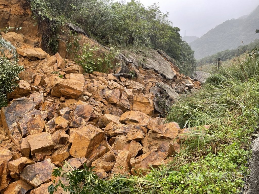台鐵猴硐至瑞芳段受大雨影響,4日再度發生土石崩落情形,造成交通中斷。台鐵全力搶修,預估5日上午搶通。(警方提供)中央社記者黃旭昇新北傳真 109年12月4日