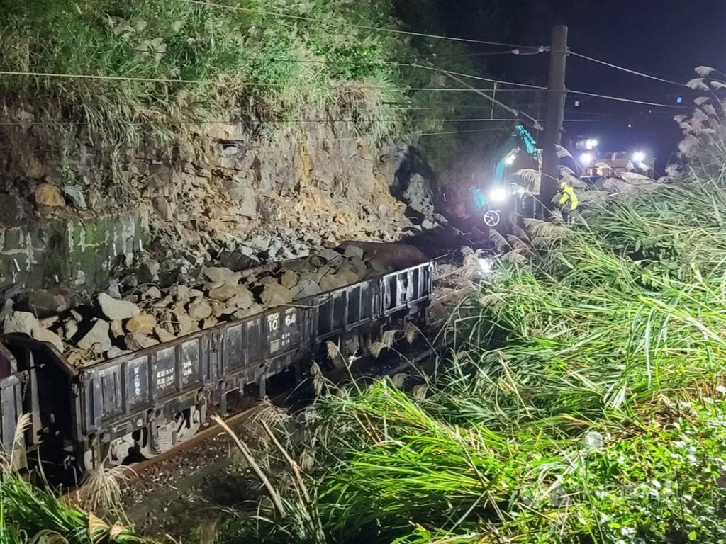 連日降雨,台鐵猴硐-瑞芳間邊坡滑動,日前中斷,3日才恢復通行,4日上午又因大量土石崩落、電車線冒火花,路線再中斷。圖為2日清晨搶修情形。(台鐵提供)中央社記者汪淑芬傳真 109年12月4日