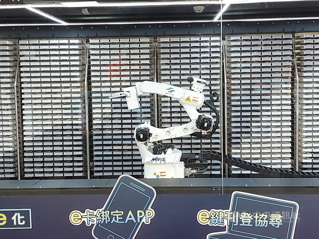台北捷運公司為提升遺失物管理效能及簡化協尋程序,國內軌道業第一座機械智能手臂「阿姆斯壯」(ArmStrong)4日首度公開亮相。(台北捷運提供)中央社記者陳怡璇傳真 109年12月4日