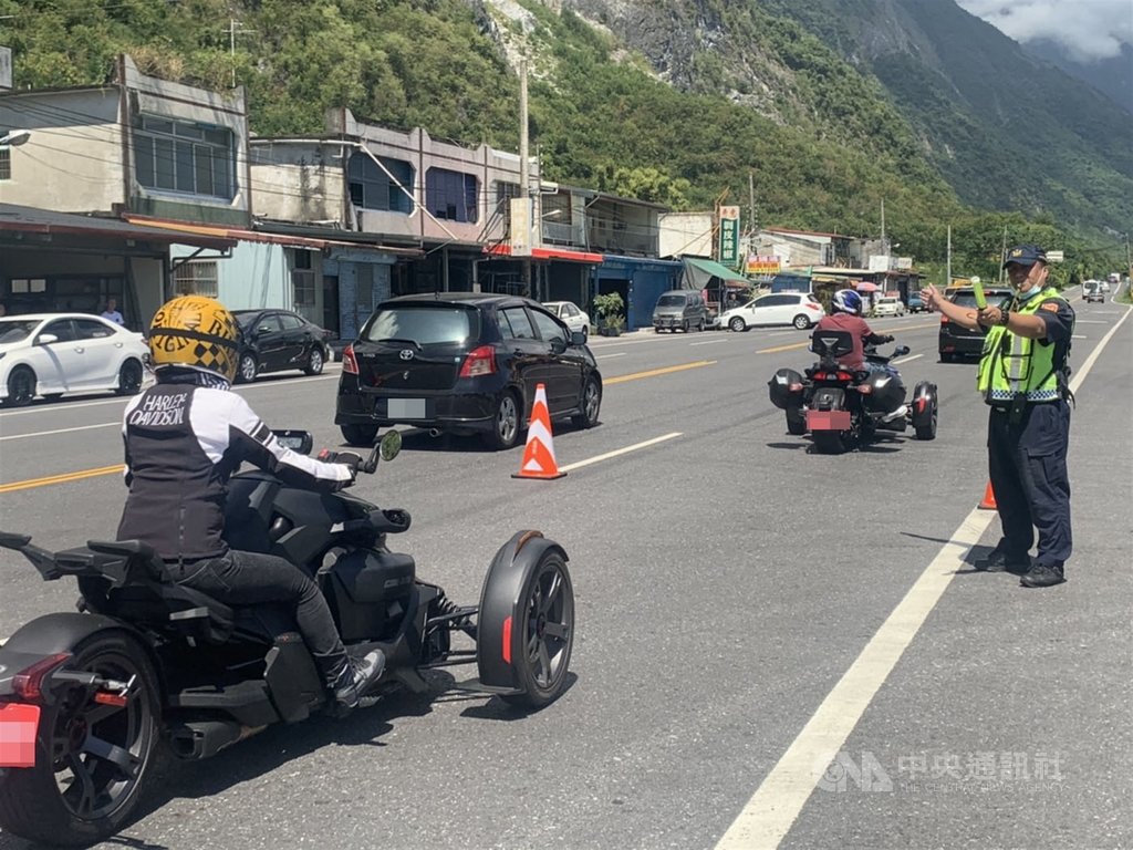 公路總局台北區監理所花蓮監理站4日公布元旦連假疏運措施,連假期間,蘇花路廊部分將增加中仁至和平南下、北上大客車優先道路線。圖為中秋節連假蘇花路廊北上大客車優先道。(資料照片)中央社記者張祈傳真 109年12月4日
