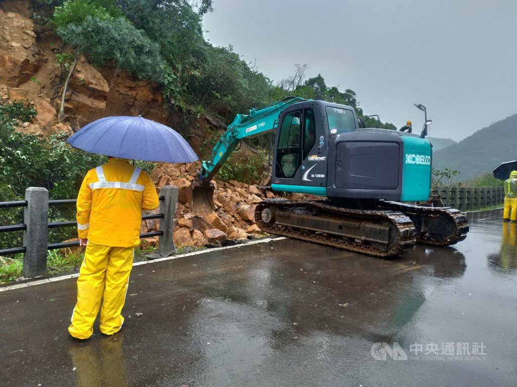新北市瑞芳警分局表示,台鐵猴硐至瑞芳段受大雨影響,4日上午再度發生邊坡土石、岩塊、草木崩落,目前猴硐至瑞芳段無法通行,台鐵正全力搶修,預估5日上午完成搶通。(警方提供)中央社記者黃旭昇新北市傳真 109年12月4日