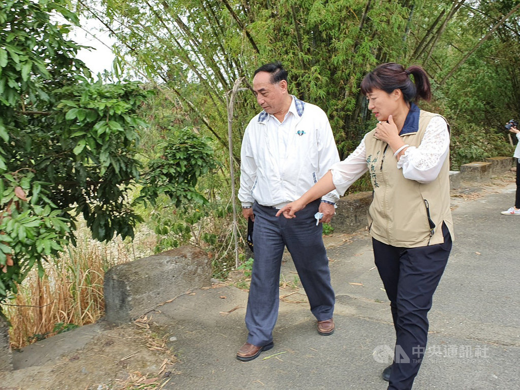 南投縣中寮鄉竹坑巷、竹仔坑橋路面坑洞且橋體結構受損,行政院中部聯合服務中心執行長蔡培慧(右)4日踏勘,協助南投縣政府向內政部營建署爭取修繕經費。(行政院中部聯合服務中心提供)中央社記者蕭博陽南投縣傳真 109年12月4日