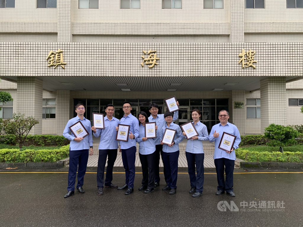 海巡署舉辦「廉潔2020」微電影節,鼓勵同仁拍攝微電影以落實建立廉能意識,共有9部參賽作品,海巡署長莊慶達3日親自頒獎以肯定獲獎機關及同仁優秀表現,同時也感謝大家熱情參賽。圖為微電影節獲獎者開心合影。(海巡署提供)中央社記者黃麗芸傳真 109年12月4日