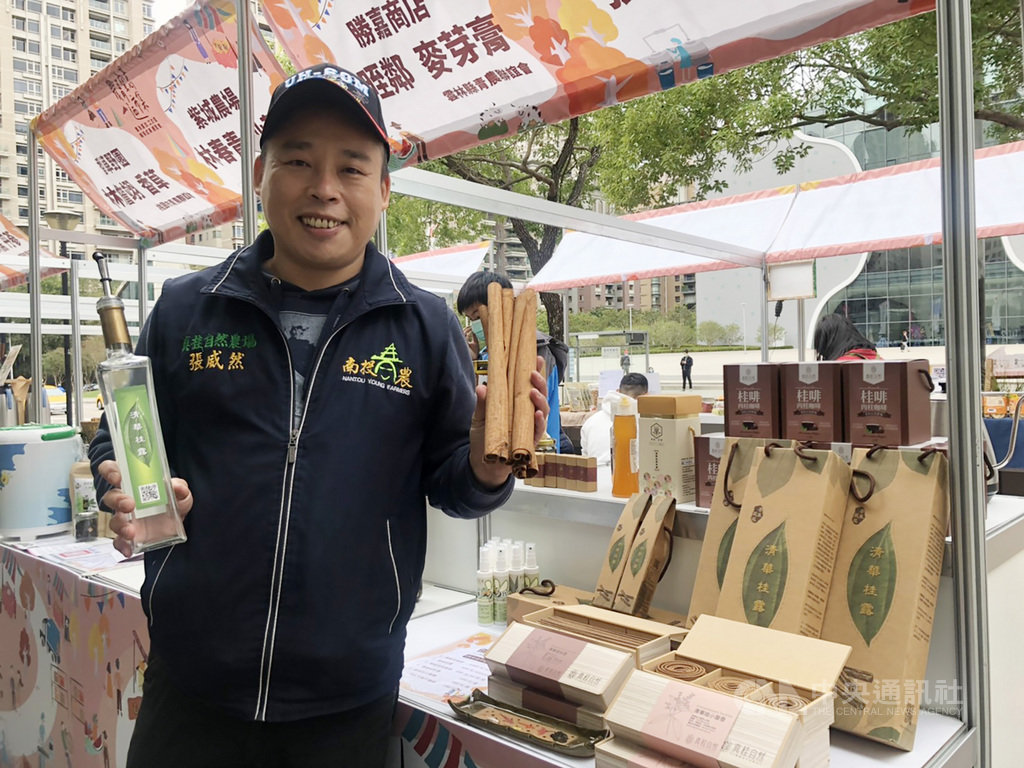 自陸軍飛行官退役的張威然選擇返鄉務農栽種肉桂,他所開發的「桂啡咖啡」,更獲農科院加工好潛力獎肯定,4日在台中參與「2020農青蜜意迺市集」。中央社記者趙麗妍攝 109年12月4日