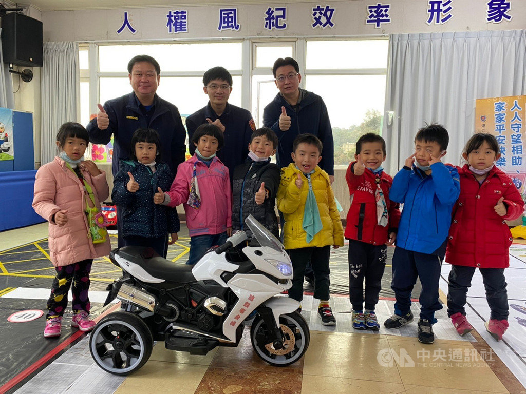 連江縣警察局辦理「小小警察教育營」,盼透過活動讓孩子們從小習得守法觀念,以及學校課程以外的知識,並傳達對兒童安全議題的重視。(連江縣警察局提供)中央社記者邱筠馬祖傳真 109年12月4日