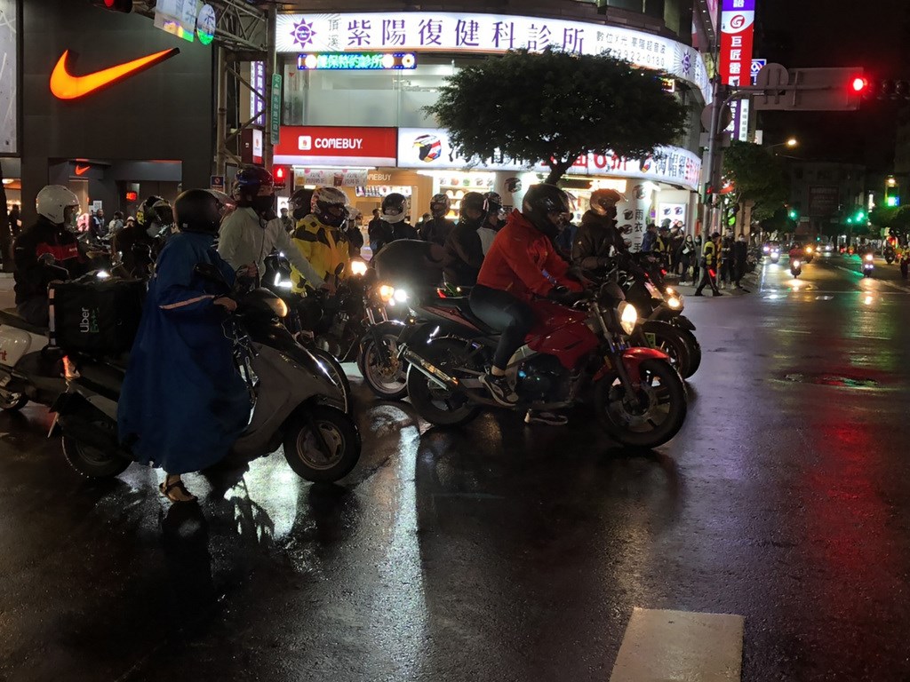台灣機車路權促進會4日晚間在新北市永和區發動「待轉大富翁」行動,表達盼政府取消機車待轉規定的訴求。(翻攝照片)中央社記者葉臻傳真 109年12月4日