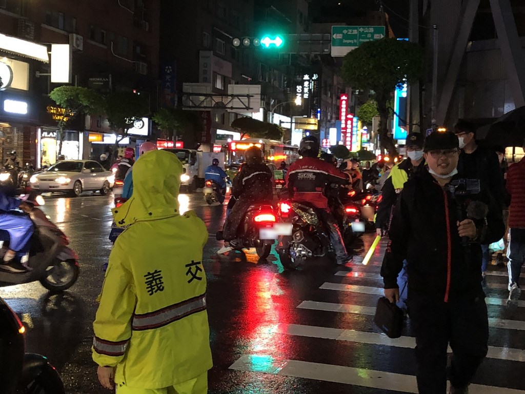 台灣機車路權促進會4日下午透過臉書宣布,晚間6時起在新北市永和區發起「待轉大富翁」行動,警方接獲消息後也加派人力到場疏導交通。(翻攝照片)中央社記者葉臻傳真 109年12月4日
