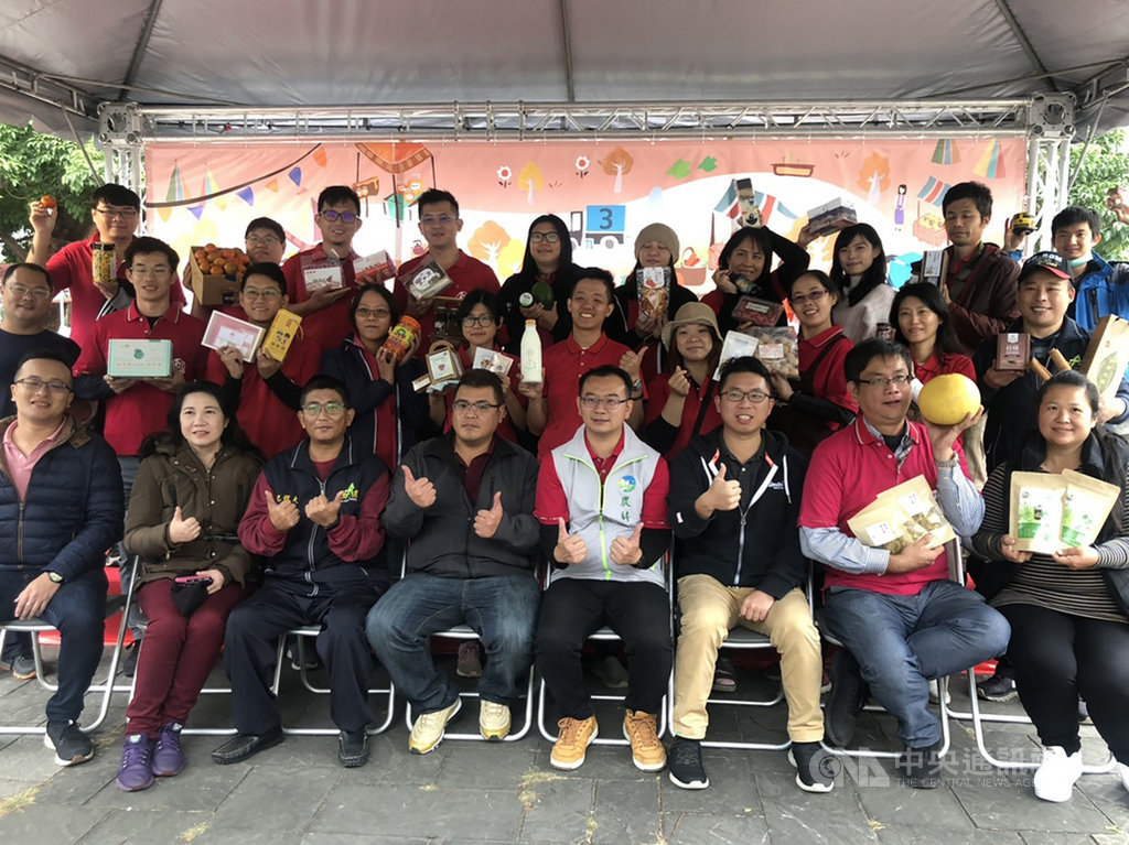 農委會主辦、農科院執行的「2020農青蜜意迺市集」,4日起一連3天在台中登場,現場展售台灣青農們的特色農漁畜加工加值品,歡迎民眾走訪。中央社記者趙麗妍攝 109年12月4日