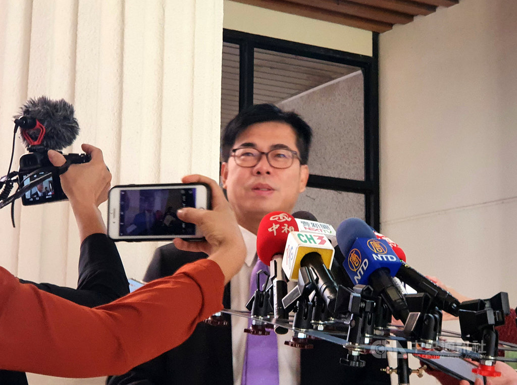 前「香港眾志」成員黃之鋒等人近日遭法院判刑,香港壹傳媒集團主席黎智英也被以詐騙罪起訴。高雄市長陳其邁(圖)4日表示,為他們的人權跟香港民主現況感到擔憂,重申高雄撐香港的民主自由,他不僅要給予承諾,也會堅定執行照顧港人生活的相關工作。中央社記者洪學廣攝 109年12月4日