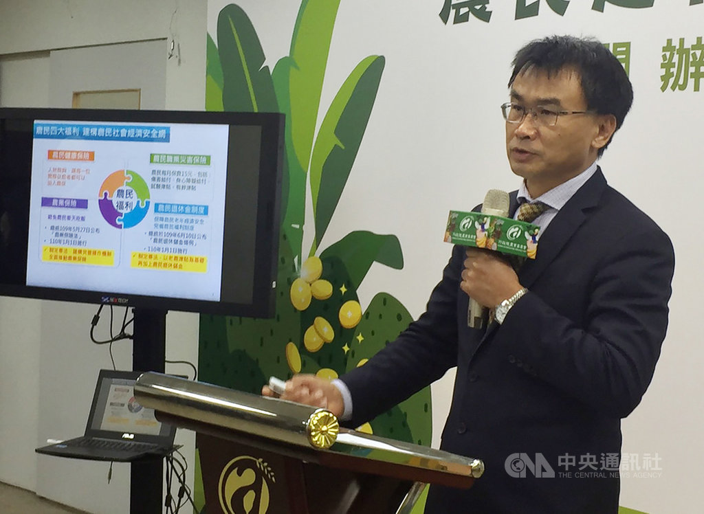 不少豬肉進口業者發表「維持不進口萊豬及落實標示產地意向書」,農委會主委陳吉仲(圖)4日表示,業者宣示是一個市場機制,政府的工作就是把市場制度做好,讓消費者在市場或是餐飲場所消費時,可以清楚知道產地、來源國,確保消費者買到的產品是自己想要的。中央社記者楊淑閔攝 109年12月4日