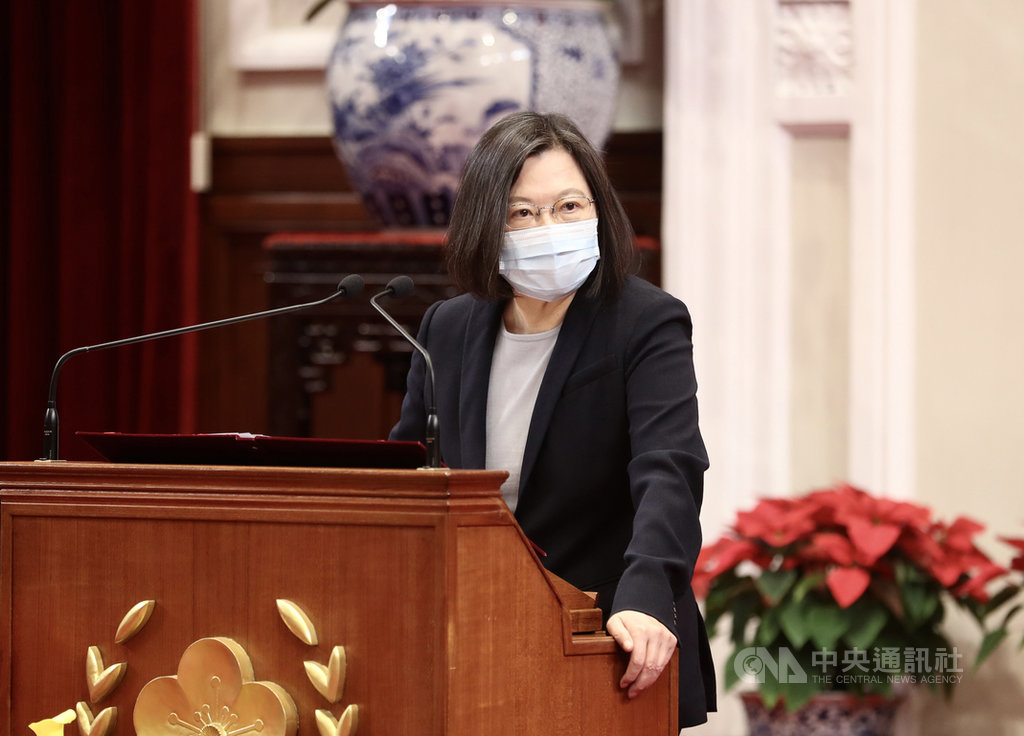 總統蔡英文4日在總統府接見「第28屆建築金石獎得獎企業與地方政府局處獲獎單位代表」時表示,希望2024年由中央與地方政府共同興建的社會住宅可以達到12萬戶,政府會加入社會住宅的興建,也盼在座得獎者一起加入推動危老與都更的行列,與政府共同努力為民眾提供更安全、更舒適的居住環境。中央社記者張皓安攝 109年12月4日