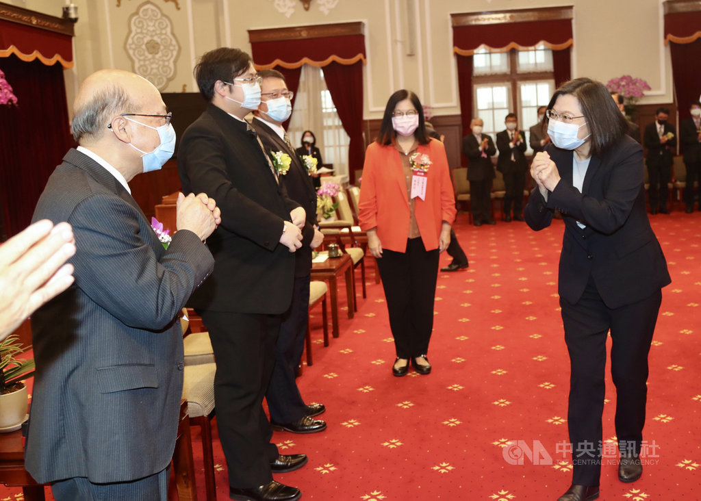 總統蔡英文(前右)4日上午在總統府接見「第28屆建築金石獎得獎企業與地方政府局處獲獎單位代表」,恭喜與會者獲得建築金石獎。中央社記者張皓安攝 109年12月4日