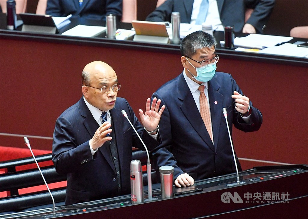 立法院4日院會對行政院長蘇貞昌(左)施政報告繼續質詢,內政部長徐國勇(右)同台備詢。中央社記者鄭清元攝 109年12月4日