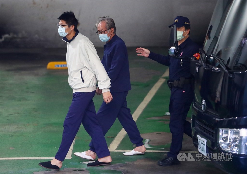 台北地方法院審理立委涉收賄案,4日提訊在押的中國國民黨籍立法委員陳超明(中)等人,法官庭訊後諭知陳超明新台幣500萬元交保。(中央社檔案照片)