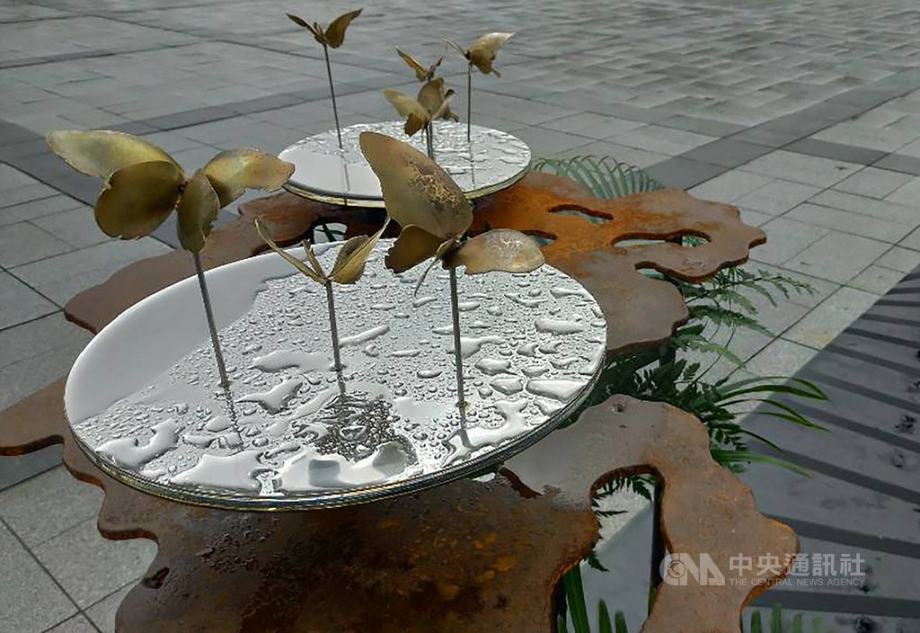 國立故宮博物院推出「2020故宮藝術節」戶外裝置藝術展,參展藝術家謝旻玲作品「湖光山色」,選用金屬呈現山稜線、石頭與陽光相互輝映的狀態,加上金工鍛敲製成的黃銅蝴蝶,打造傳統山水景色。中央社實習記者陳奕安攝 109年12月4日