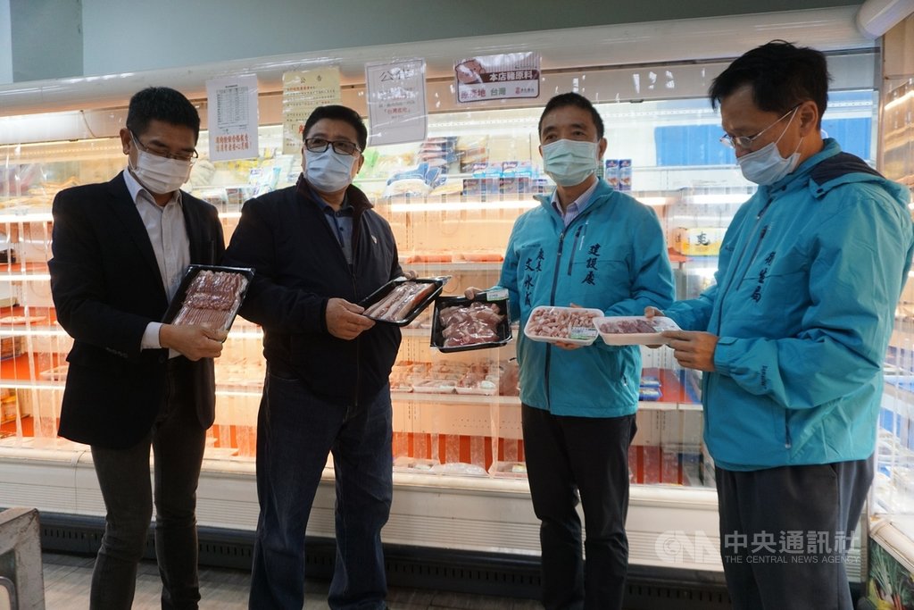 因應政府110年將開放含有萊克多巴胺的豬肉進口,金門縣政府建設處長文水(右2)等人4日到漁會生鮮超市查訪陳列肉品架上的產地標示。中央社記者黃慧敏攝 109年12月4日