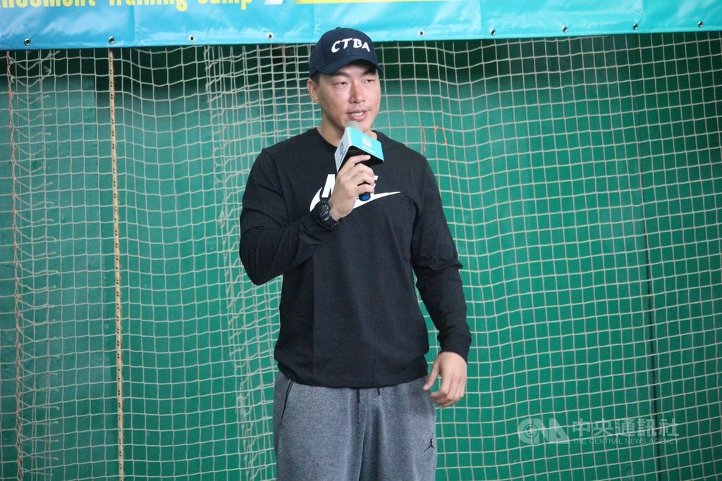 2020玉山盃投捕訓練營4日在國立體育大學登場,前旅美好手郭泓志(圖)擔任營長,他目前工作就是在幫助選手訓練,首次擔任大型活動講師,盼帶給青棒球員日常就可以做的訓練方法。中央社記者楊啟芳攝 109年12月4日