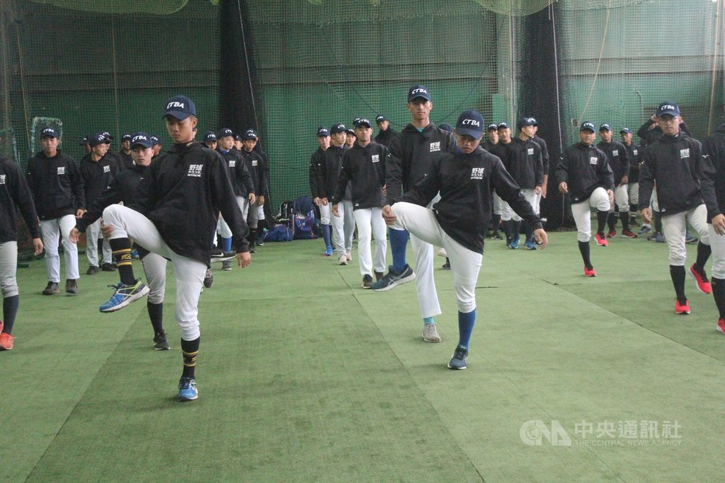 2020玉山盃投捕青棒營4日起連3天在國立體大進行,邀請到「冠軍獅」成員劉育辰、凃壯勳、陳重羽擔任教練,前旅美好手郭泓志擔任營長。中央社記者楊啟芳攝 109年12月4日