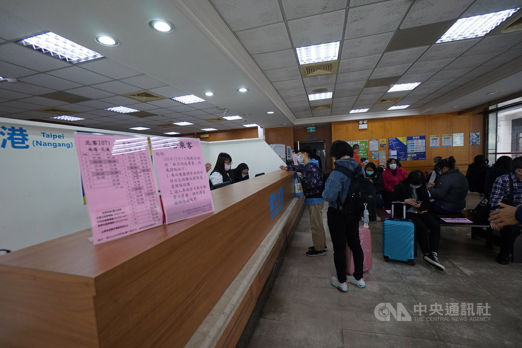 台鐵瑞芳與猴硐間4日發生邊坡滑動,造成東西正線路線中斷,目前樹林往返宜花東列車停駛,北花線國道客運業者加開班次疏運人潮。中央社記者張祈攝 109年12月4日